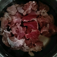 #暖冬酱在手，嗨吃部队锅#酱焖牛肉土豆的做法图解3