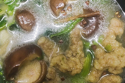 香菇酥肉黄花菜汤