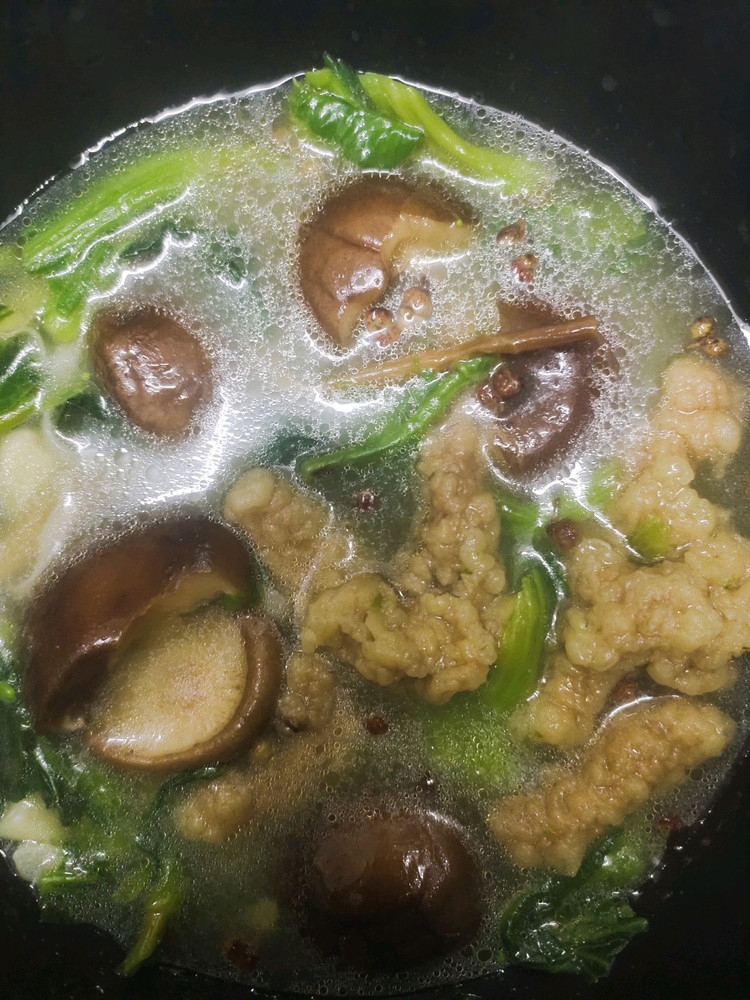 香菇酥肉黄花菜汤的做法
