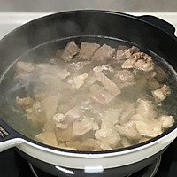 红酒炖雪花牛肉的做法图解2