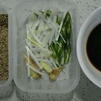 麻辣鸡丝（腊肉丝）的做法图解2