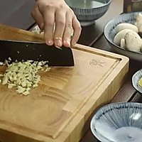蒜香烤蘑菇【微体兔菜谱】的做法图解1
