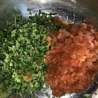 几分钟就能解决的早餐-西红柿黄瓜面糊饼的做法图解1