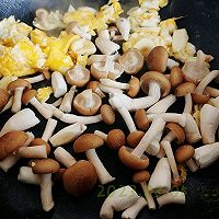 蒜香鱼蛋蟹菇汤的做法图解3