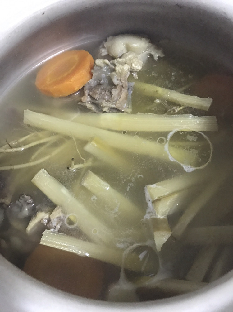 茅根竹蔗马蹄红萝卜汤的做法