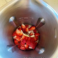 #原制原味，聚会菜谱#草莓奶昔的做法图解3