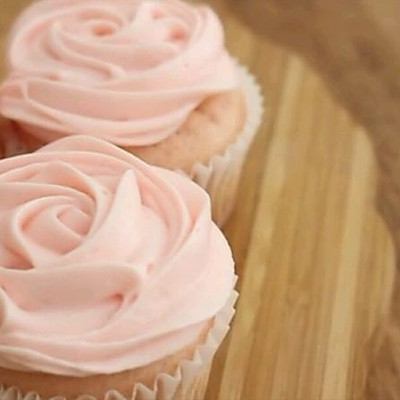 粉红玫瑰杯子蛋糕