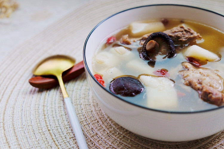 淮山香菇排骨汤，营养又美味。的做法