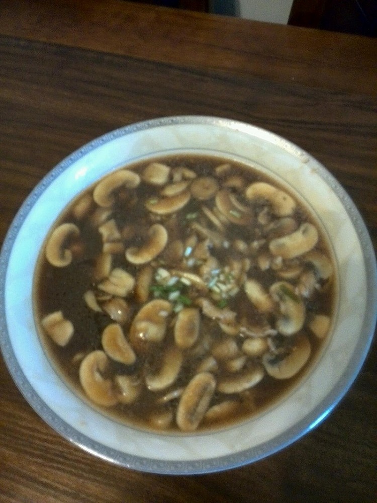 口蘑肉片粉丝汤的做法