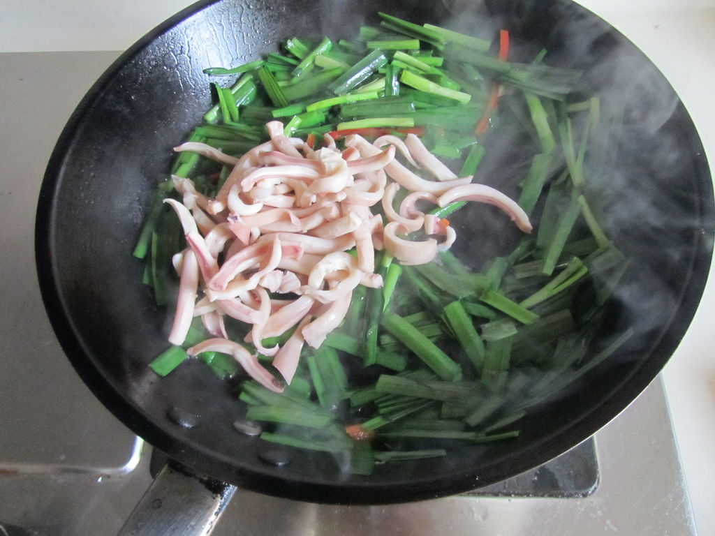 家常菜，韭菜炒鱿鱼就应该这样做，炒出来鱿鱼鲜嫩多汁，特别好吃