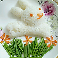 宝宝爱吃饭，虾皮丝瓜煲之白兔造型米饭的做法图解4