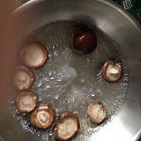 无敌鸡翅炖土豆香菇的做法图解1