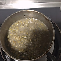 夏日降温解暑利器，自制牛奶绿豆冰棒的做法图解4