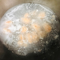 番茄蝦滑牛肉米粉雞湯的做法图解2