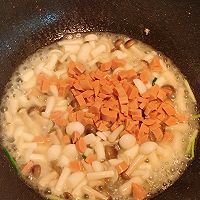鲜香无比～低脂美味的鸡蛋菌菇豆腐汤的做法图解2