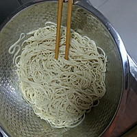 火腿肠鸡蛋炒挂面的做法图解1