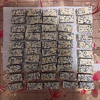 花生黑芝麻和葡萄干核桃仁牛轧糖的做法图解6