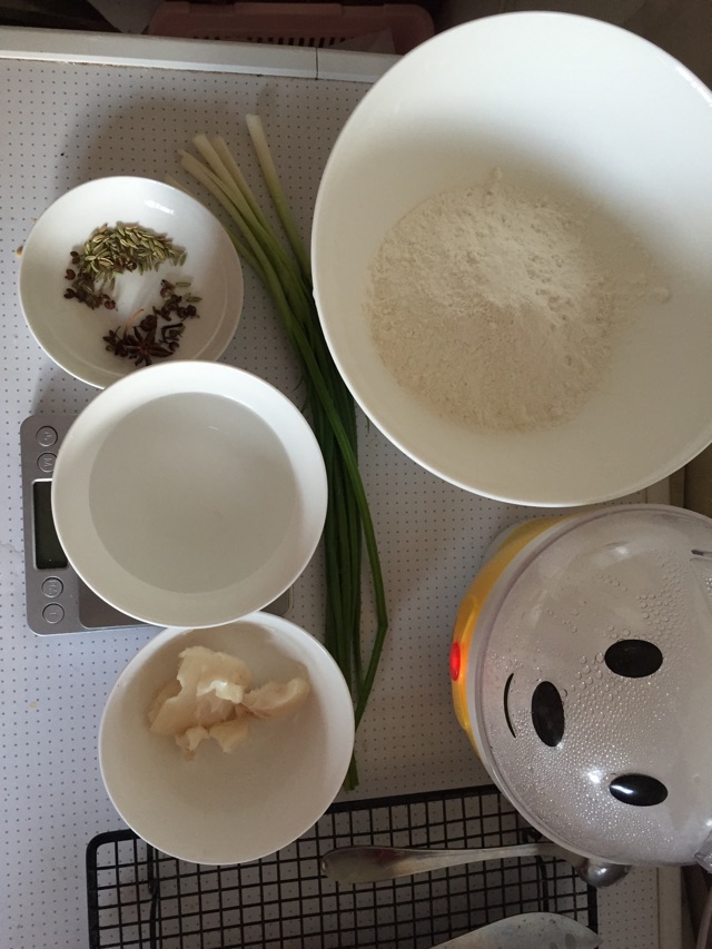 葱油饼的做法图解1