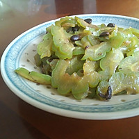 豆豉炒苦瓜的做法图解1