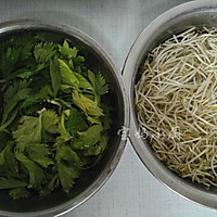 绿豆芽拌芹菜叶的做法图解1