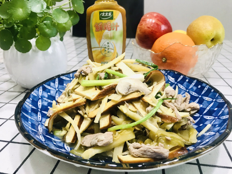 神鲜美味~蘑菇冬笋榨菜肉丝炒豆干的做法