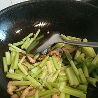 芹菜炒香菇–––快手菜的做法图解3