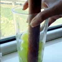 #玩心出道丨夏日DIY玩心潮饮挑战赛#葡萄苹苹气泡水的做法图解2