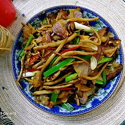 茶树菇炒腊肉