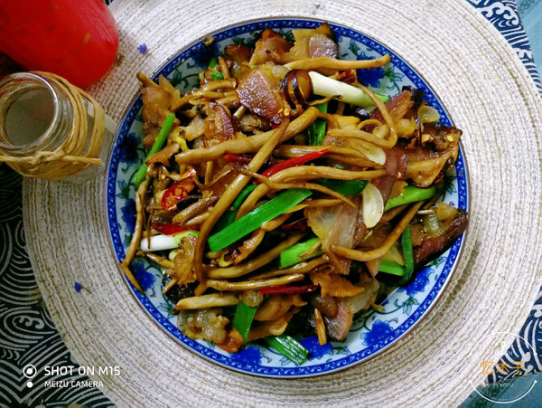 茶树菇炒腊肉