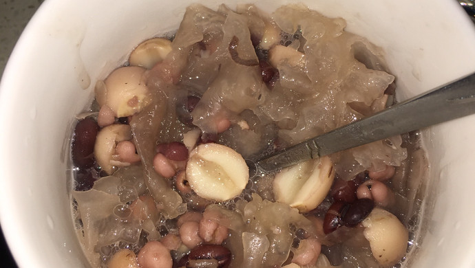 银耳莲子红豆薏米汤