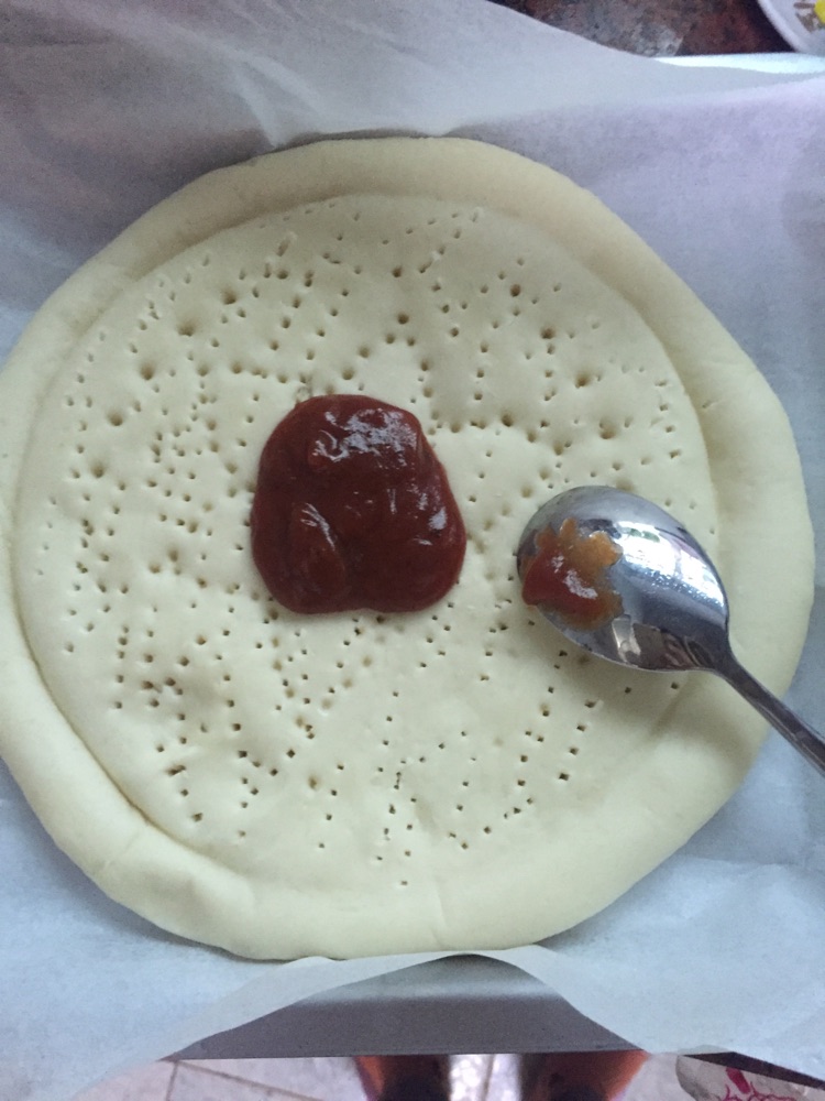 简单的黑椒鸡腿肉披萨的做法图解2