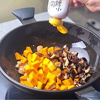 南瓜鸡胸香菇焖饭的做法图解6