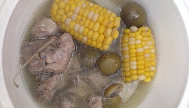 橄榄玉米排骨汤的做法