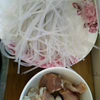榛蘑猪肉炖粉条白菜的做法图解1
