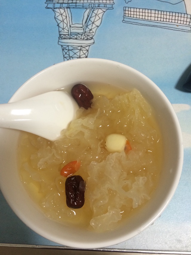 银耳莲子汤