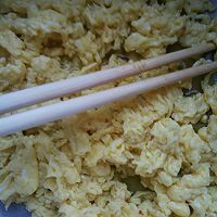 韭菜鸡蛋虾仁水饺的做法图解2
