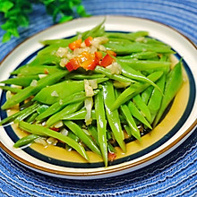 #憋在家里吃什么#边看电视边嗑瓜子的蒜拌豆角。