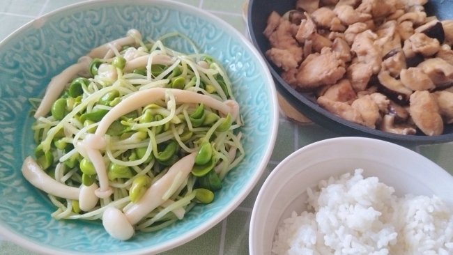 #打工人的健康餐#凉拌豆苗&香菇炖鸡胸的做法