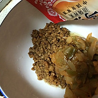 榨菜鲜肉小笼包—乌江榨菜的做法图解3