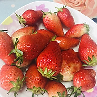 草莓爱上酸奶的做法图解1