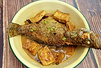 蒜香豆腐炖鱼的做法