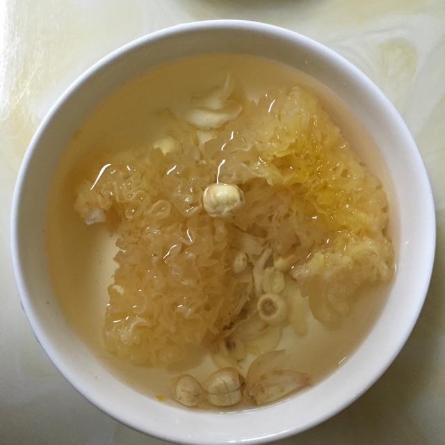 银耳百合莲子红枣枸杞羹的做法图解1