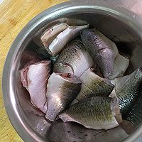 干炸小鲫鱼的做法图解4