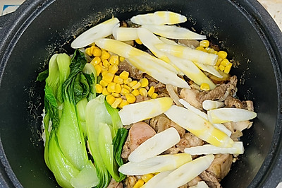 健康低盐鸡肉春笋蔬菜煲仔饭