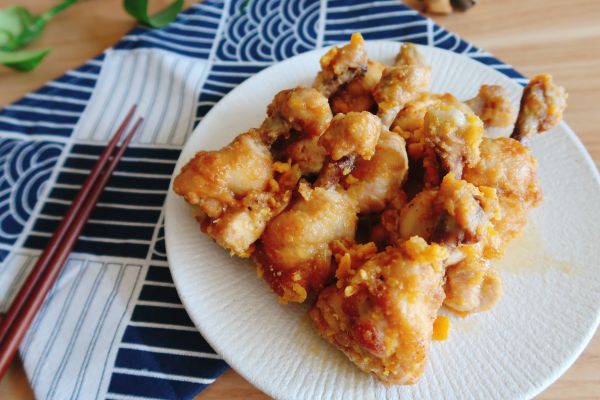 一口爆汁的咸蛋黄鸡翅