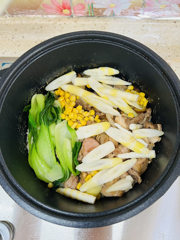 健康低盐鸡肉春笋蔬菜煲仔饭的做法