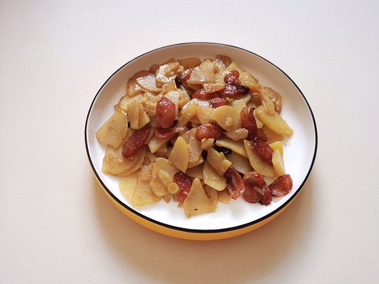 小宝宝也能吃的土豆片炒腊肠的做法
