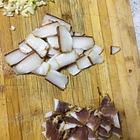 蒜苔炒腊肉的做法图解2