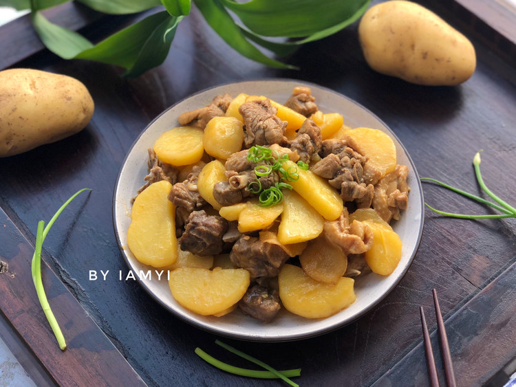 土豆焖鸭肉的做法