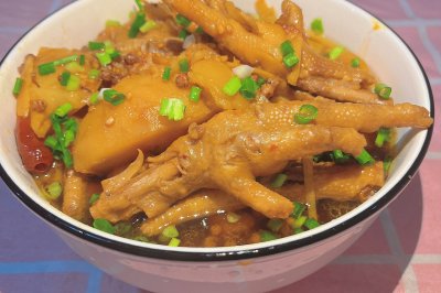 超级下饭的鸡爪土豆煲软糯香辣